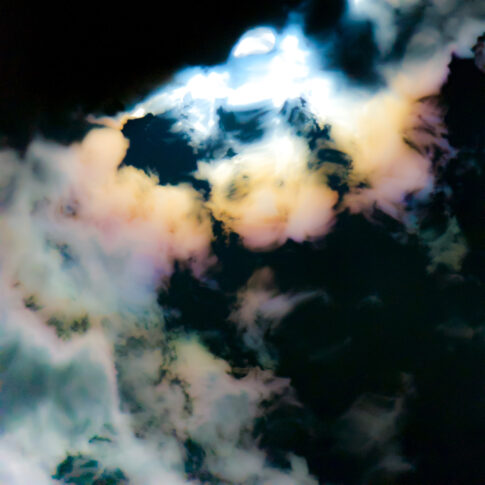 Sonne und Wolken spiegeln sich im Wasser, Spektralfarben erscheinen