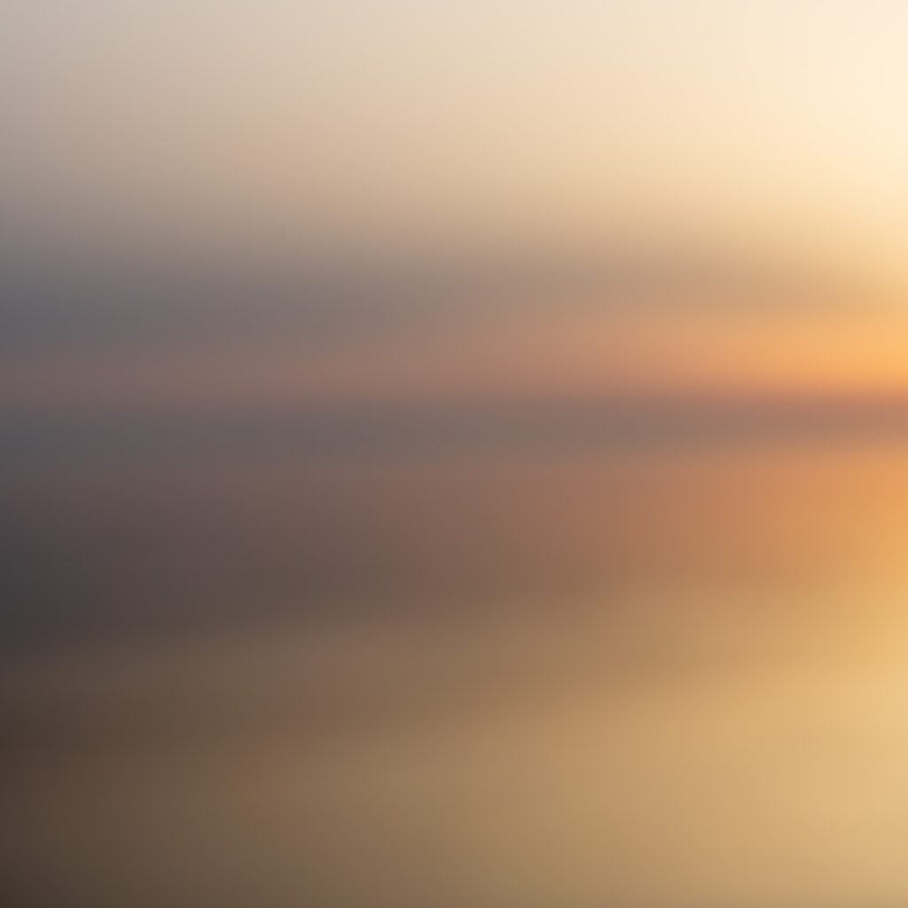 Ahnung eines beginnende Tages am Meer; die Farben des Himmels in Pastell spiegeln sich im Wasser. Dazwischen  ein dunkler Strich - der horizont.